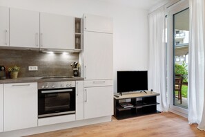 Een koelkast, een oven, een kookplaat, een vaatwasser