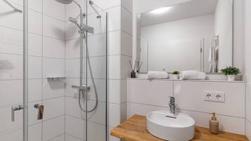 Een douche, een haardroger, handdoeken