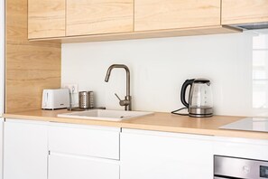 Réfrigérateur, micro-ondes, four