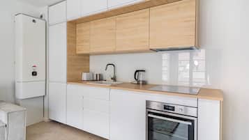 Kühlschrank, Mikrowelle, Ofen, Kochgeschirr/Geschirr/Besteck