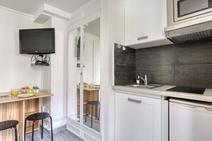 Fridge, microwave, stovetop, coffee/tea maker - Branded New Cozy Studio in the Heart of 17th (Paris)