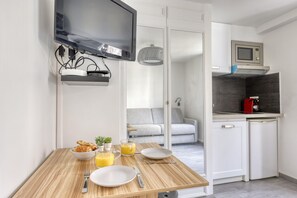 Dining - Branded New Cozy Studio in the Heart of 17th (Paris)