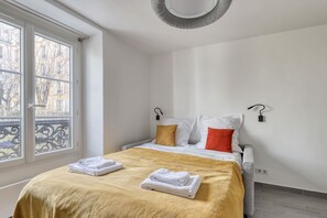 Iron/ironing board, WiFi, bed sheets - Branded New Cozy Studio in the Heart of 17th (Paris)