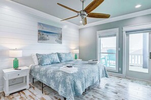 9 bedrooms, iron/ironing board, WiFi, bed sheets - Moon Pye, Pool, Dog Friendly (Crystal Beach)