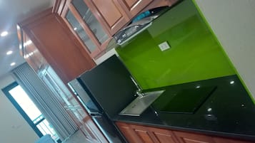 City Apartment | Private kitchen | Fridge, cookware/dishes/utensils