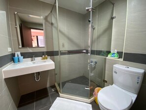 Basic Double Room | Bathroom