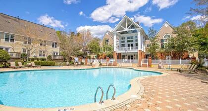 Sleeps 12 - Large 4BR Townhome, Indoor/Outdoor Pool, Golf, Close To Theme Parks!