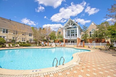 Sleeps 12 - Large 4BR Townhome, Indoor/Outdoor Pool, Golf, Close To Theme Parks!