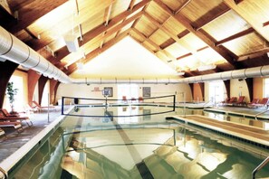 Innendørsbasseng og et oppvarmet basseng