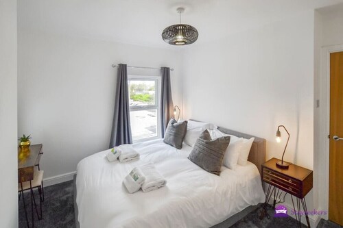 Thomas 1 bed Apt w/ cathedral views - Stayseekers