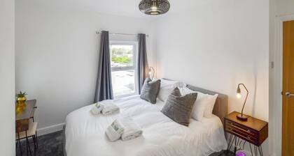 Thomas 1 bed Apt w/ cathedral views - Stayseekers