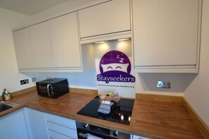 Frigorifero, microonde, forno, piano cottura