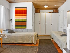 1 chambre, fer et planche à repasser