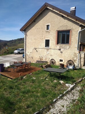 Outdoor dining - Maison de Campagne Rustique et Confortable - La Nature Dans le Parc du Haut Jura (Septmoncel les Molunes)