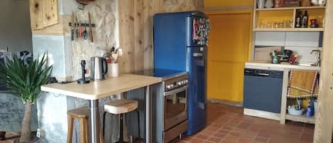 Réfrigérateur, micro-ondes, four, plaque de cuisson