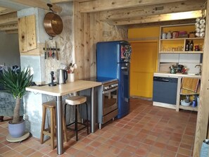 Fridge, microwave, oven, stovetop - Maison de Campagne Rustique et Confortable - La Nature Dans le Parc du Haut Jura (Septmoncel les Molunes)