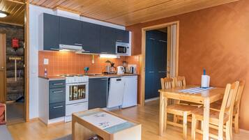 Køleskab, mikrobølgeovn, opvaskemaskine, brødrister