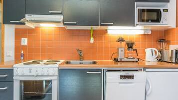 Køleskab, mikrobølgeovn, opvaskemaskine, brødrister