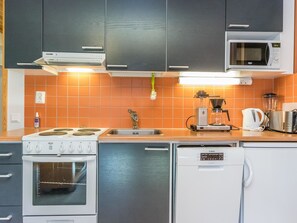 Kylskåp, mikrovågsugn, diskmaskin och brödrost