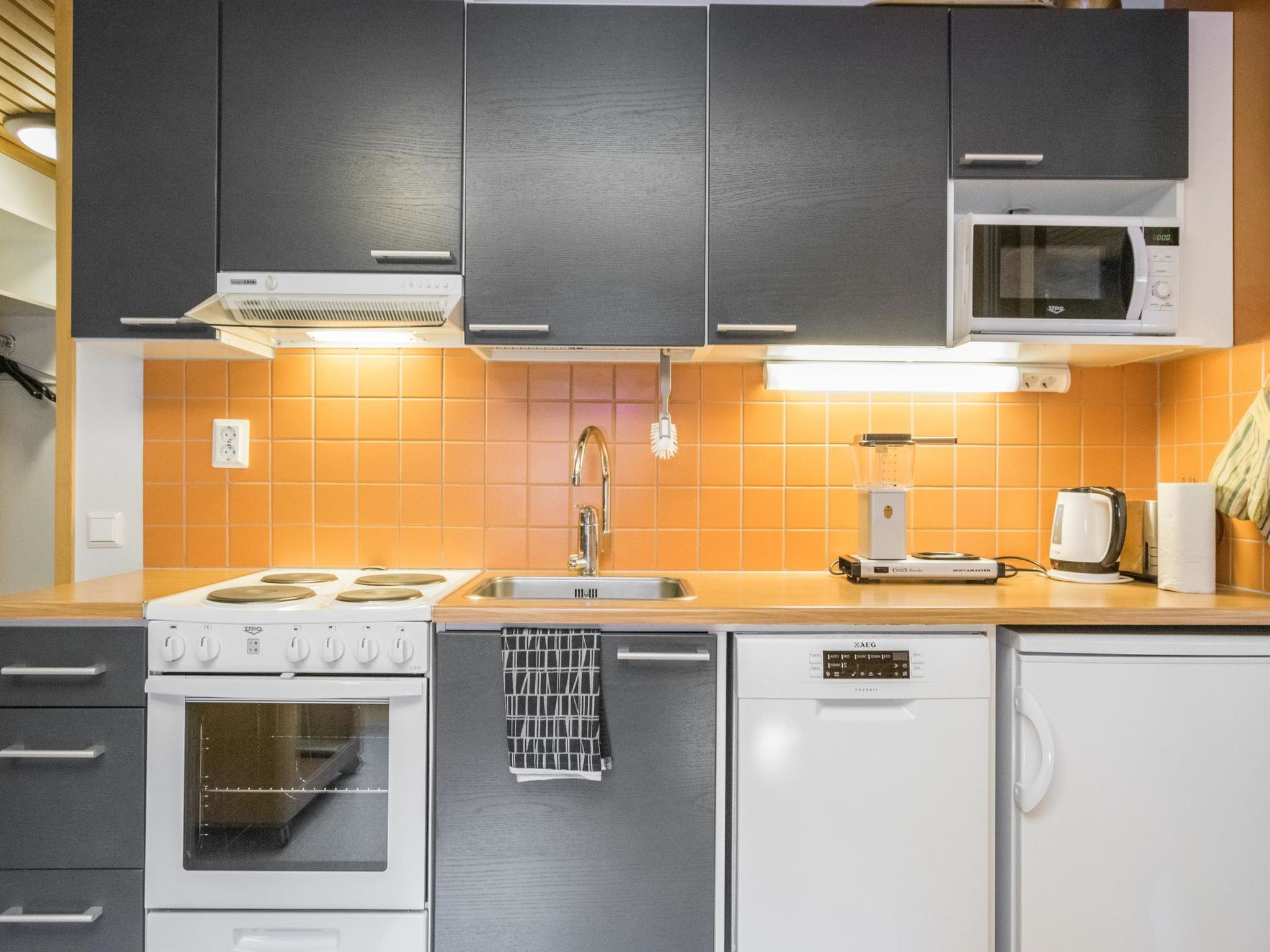 Jääkaappi, mikroaaltouuni, astianpesukone, leivänpaahdin