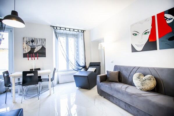 Klassiek appartement | Woonruimte | Flatscreentelevisie