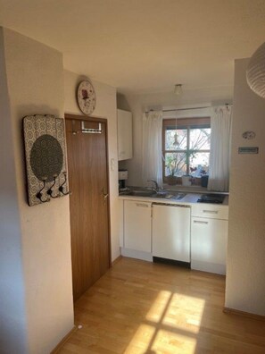 Fridge, stovetop, coffee/tea maker, cookware/dishes/utensils - Gemütliches, Kleines Appartement, 18 qm, 1 Person (Bad Reichenhall)