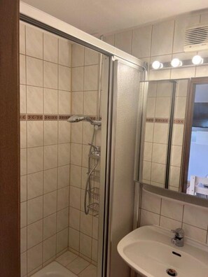 Shower, towels - Gemütliches, Kleines Appartement, 18 qm, 1 Person (Bad Reichenhall)