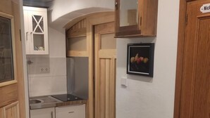 Wasserkocher mit Kaffee-/Teezubehör, Kühlschrank, Mikrowelle, Ofen