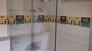 Dusche, Haartrockner, Handtücher