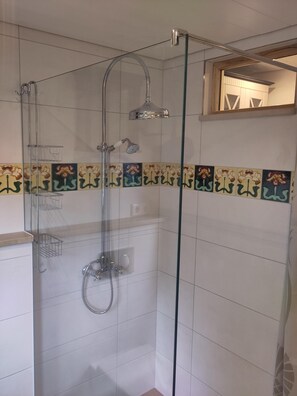 Een douche, een haardroger, handdoeken