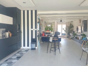 Kjøleskap, mikrobølgeovn, ovn og kokeplater