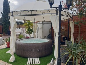 Outdoor spa tub - Villa Nyvioni, 3 ch, spa et Piscine (Agde)