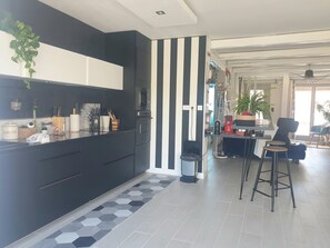 Kjøleskap, mikrobølgeovn, ovn og kokeplater