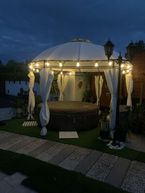 Outdoor spa tub - Villa Nyvioni, 3 ch, spa et Piscine (Agde)