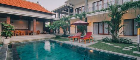 Una piscina al aire libre