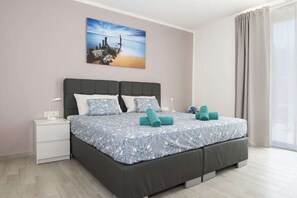 4 slaapkamers, een strijkplank/strijkijzer, gratis wifi, beddengoed