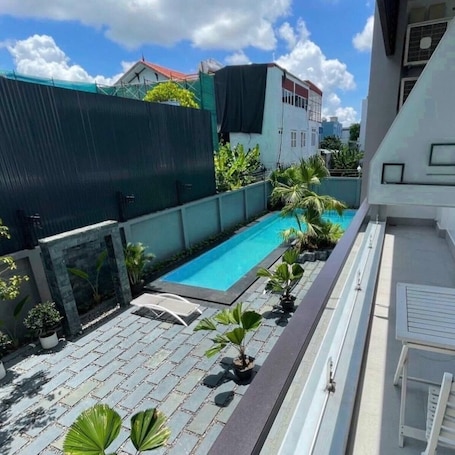 Una piscina al aire libre