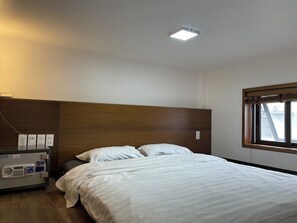 Basic-Apartment, Poolblick | 1 Schlafzimmer, Schreibtisch, schallisolierte Zimmer, kostenloses WLAN