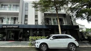 A modern building with a sign reading "KEN APARTMENT".