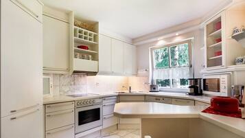 Fridge, microwave, oven, stovetop