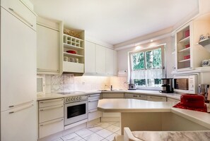 Fridge, microwave, oven, stovetop - Übernachten Sie in Schönau am Königssee (Schönau am Königssee)