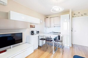 Réfrigérateur, four à micro-ondes, un four, surface de cuisson