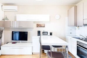 Réfrigérateur, four à micro-ondes, un four, surface de cuisson