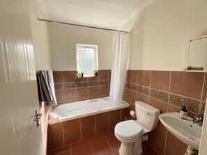 Haartrockner, Handtücher, Toilettenpapier