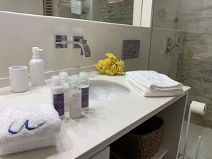 Doccia, asciugacapelli, asciugamani, sapone