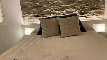 1 habitación, tabla de planchar con plancha, wifi gratis y ropa de cama