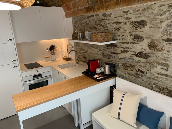 Frigorifero, microonde, forno, piano cottura