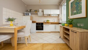 Microwave, dishwasher, cookware/dishes/utensils - Colorful Apartment in Warsaw by Renters (Warsaw)