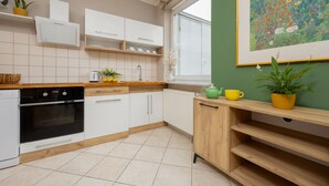 Microwave, dishwasher, cookware/dishes/utensils - Colorful Apartment in Warsaw by Renters (Warsaw)
