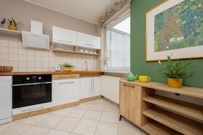 Microwave, dishwasher, cookware/dishes/utensils - Colorful Apartment in Warsaw by Renters (Warsaw)